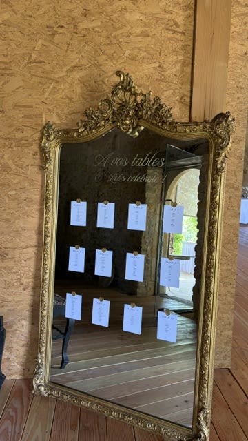 Plan de table calligraphié sur un miroir doré
