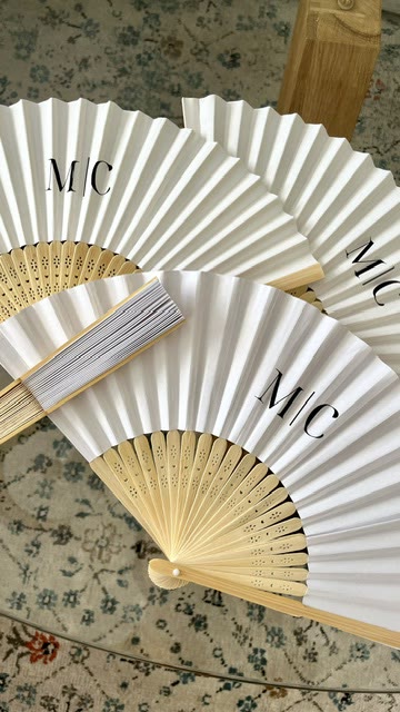 Éventails monogrammés, offerts aux invités
