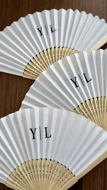 Éventails au monogramme des mariés, manche en bambou