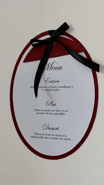Menu ovale bordeaux, noué d’un ruban noir