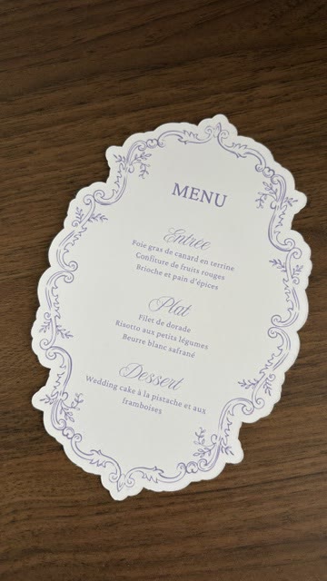 Menu découpé, filet et volutes bleu nuit