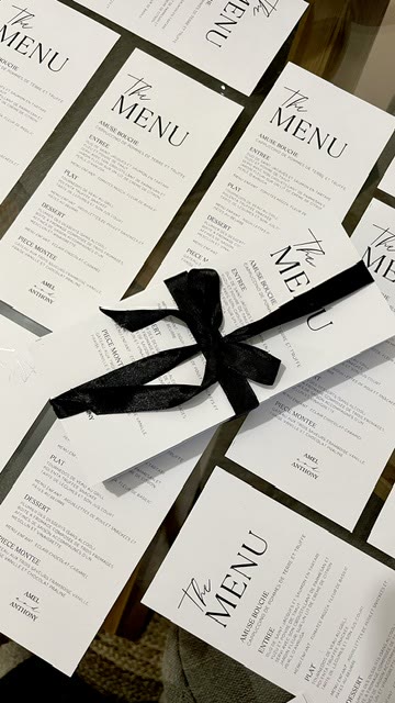 Menus blancs et rubans noirs, avant le service