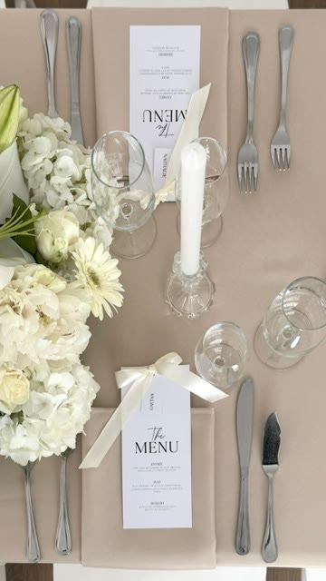 Menu posé sur la serviette, table crème