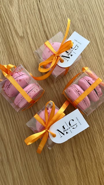 Macarons en boîte transparente, étiquette au monogramme
