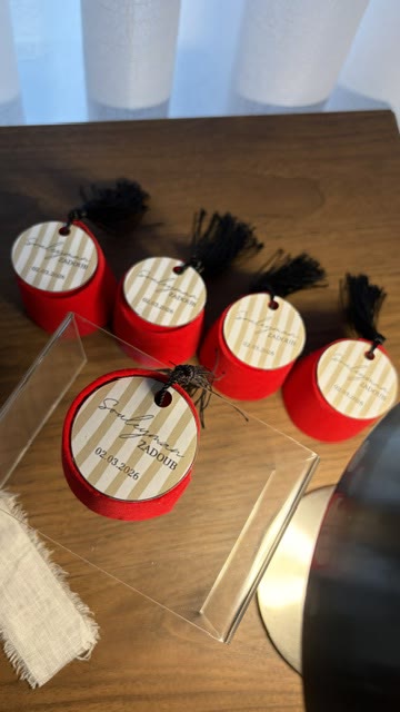 Boîtes et étiquettes rondes à la date de l’événement