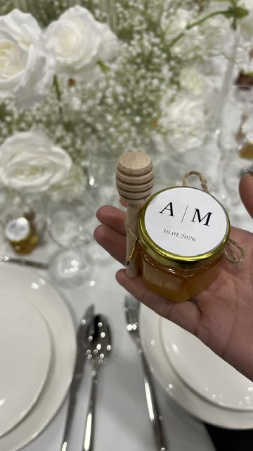 Pot de miel offert aux invités, étiquette au monogramme