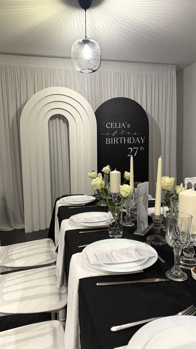 Décoration d’anniversaire — Anniversaire en noir et blanc, arches et roses — Fameck