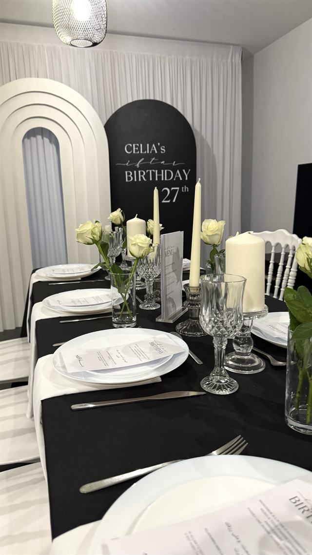 Tablée d'anniversaire, nappe noire et roses blanches — Fameck