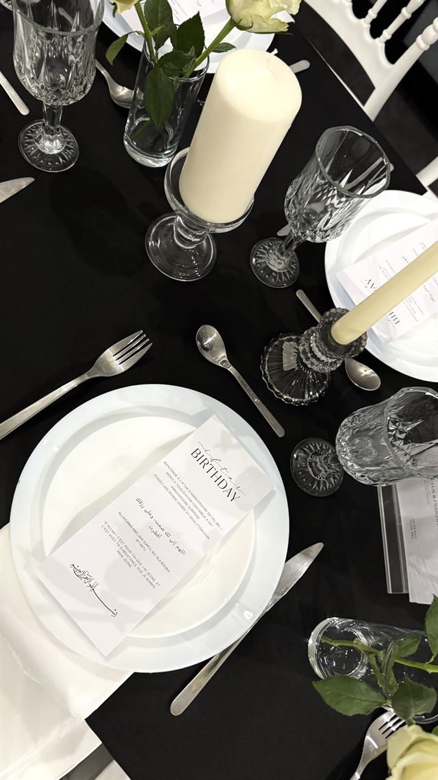 Assiette et menu d'anniversaire, vue de dessus — Fameck