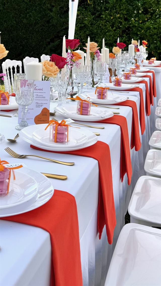 Tablée d'anniversaire en extérieur, corail et bougies — Metz