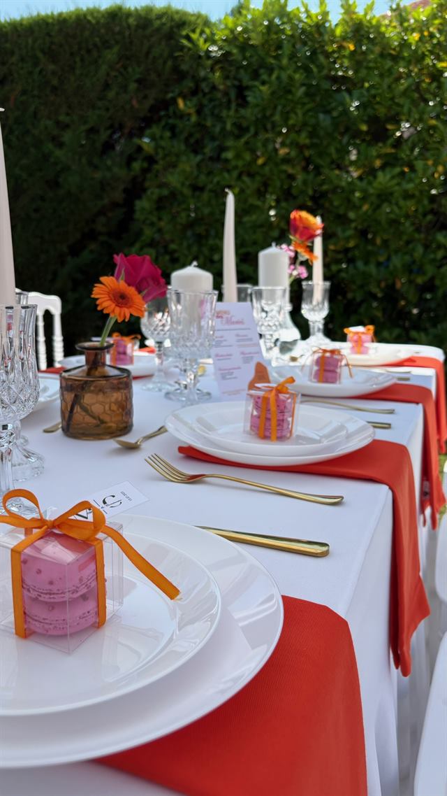 Détail de table corail, gerbera et cadeaux — Metz