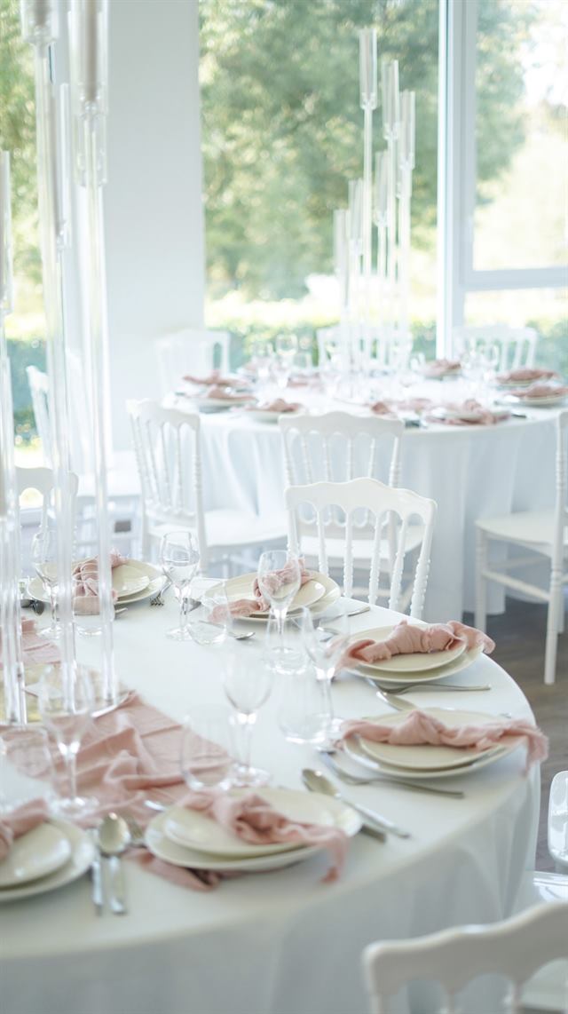Décoration de mariage — Table ronde, serviettes rose poudré et vue sur le parc — Espace Aimé Césaire, Mont-Saint-Martin