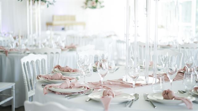 Tablée rose poudré et rideau de perles — Espace Aimé Césaire, Mont-Saint-Martin