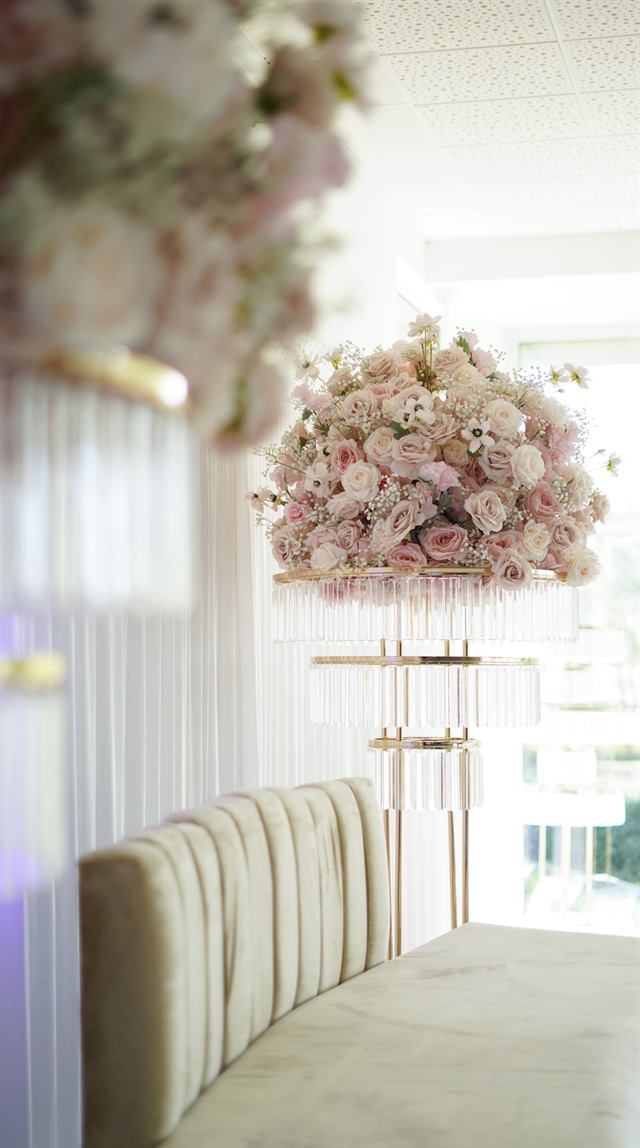 Composition rose sur pied doré et banquette de velours — Espace Aimé Césaire, Mont-Saint-Martin