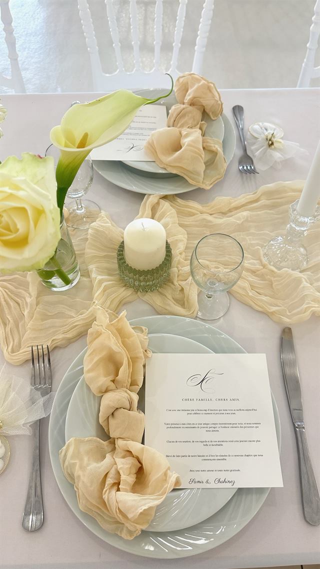 Serviette nouée et arum sur une table de mariage — Féves