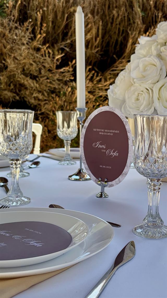 Menu bordeaux, roses blanches et verrerie ciselée — Épinal