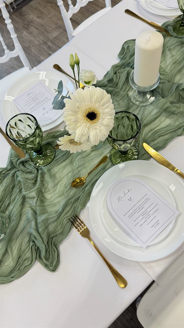 Chemin de table vert sauge et gerbera blanc