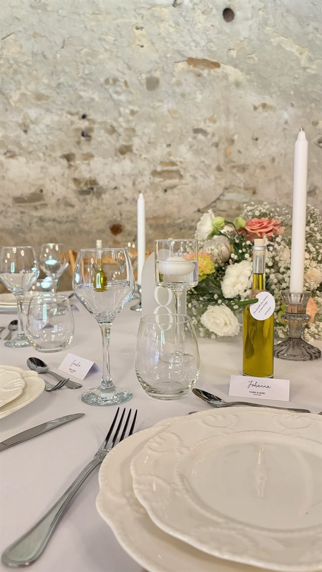 Table dressée contre le mur de pierre — Château de Pange