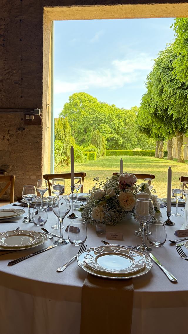 Table ronde champagne ouverte sur le jardin — Château de Pange