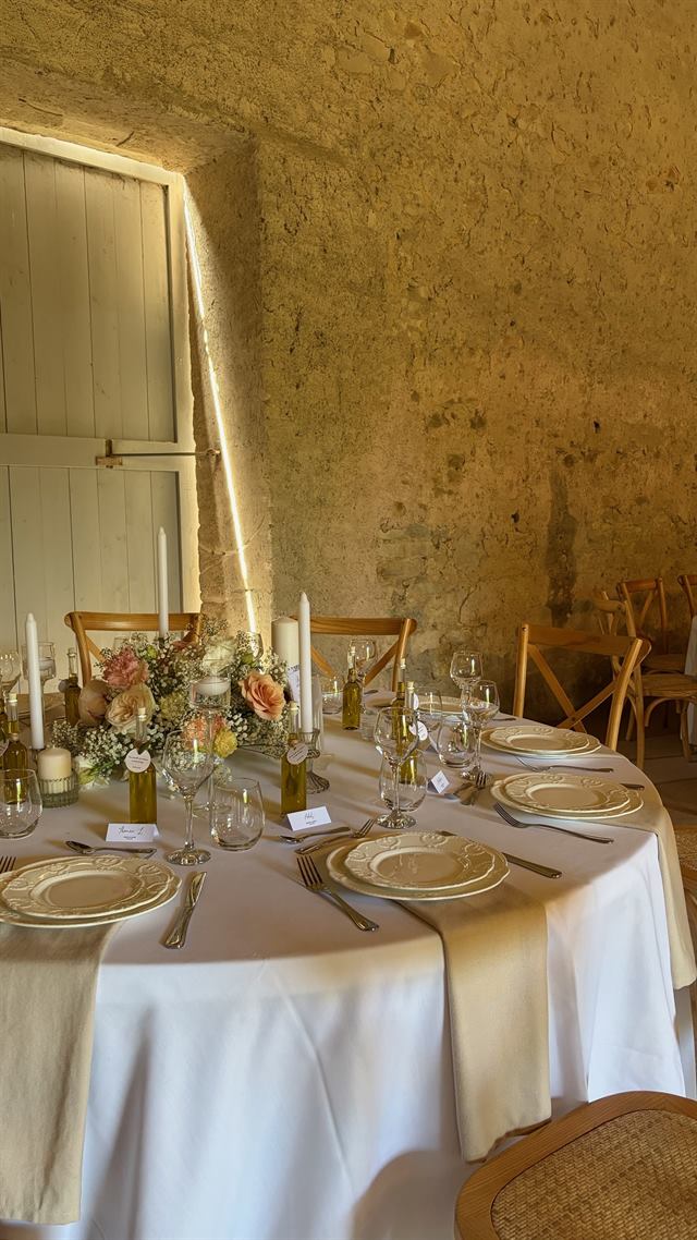 Table ronde sous la voûte de pierre — Château de Pange