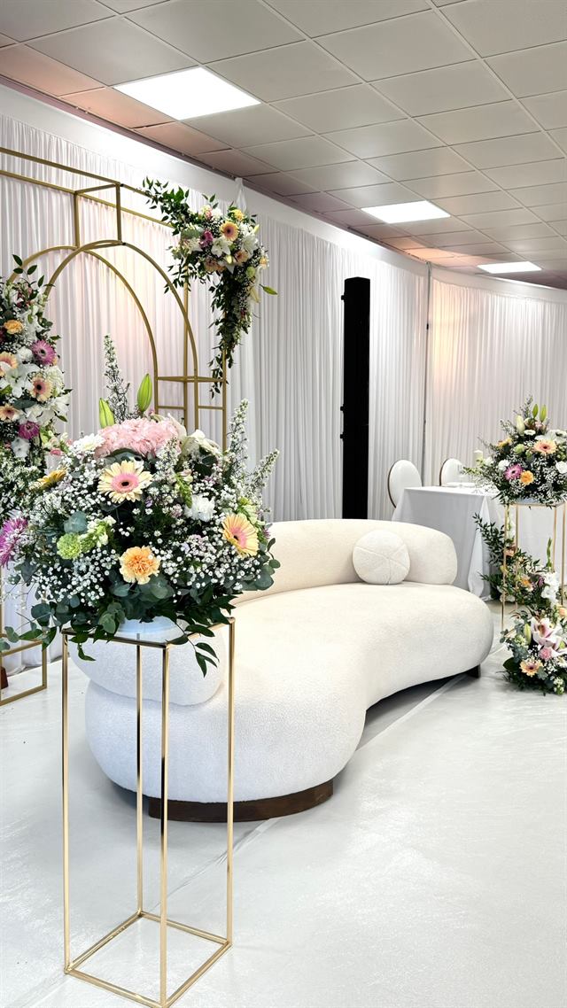 Coin des mariés : arche fleurie et banquette blanche — Nancy