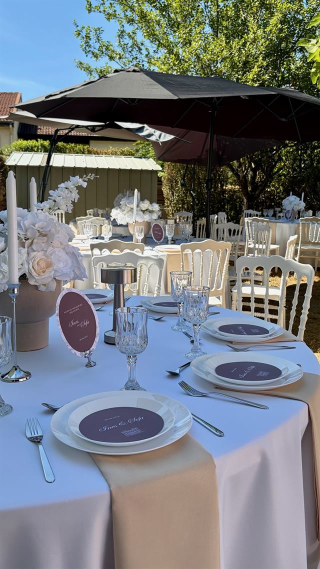 Réception en extérieur, parasols et menus bordeaux — Épinal
