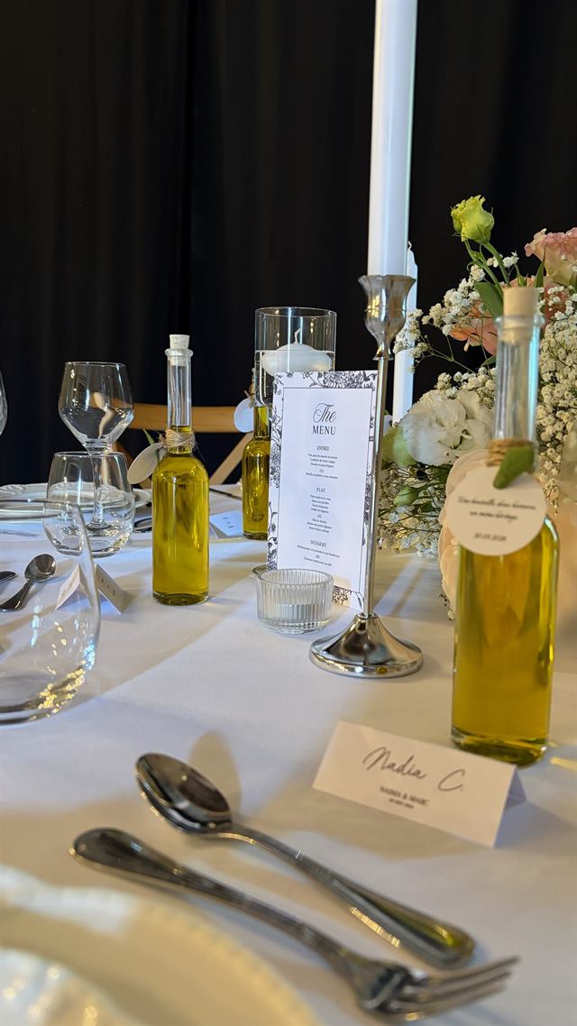Table dressée, menu et huile d'olive — Château de Pange