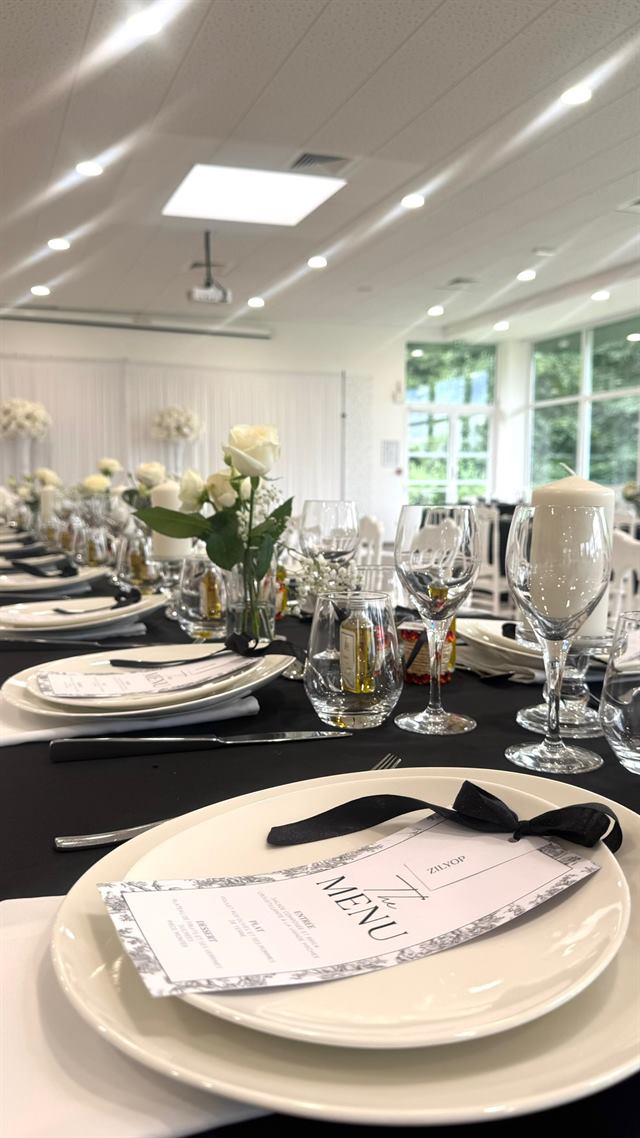 Assiette de présentation et menu noué de noir — Espace Aimé Césaire, Mont-Saint-Martin