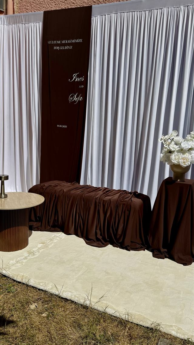 Coin d'honneur en extérieur, tenture et banquette bordeaux — Épinal
