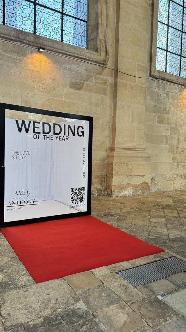 Entrée des mariés, tapis rouge sous les voûtes — Abbaye des Prémontrés, Pont-à-Mousson