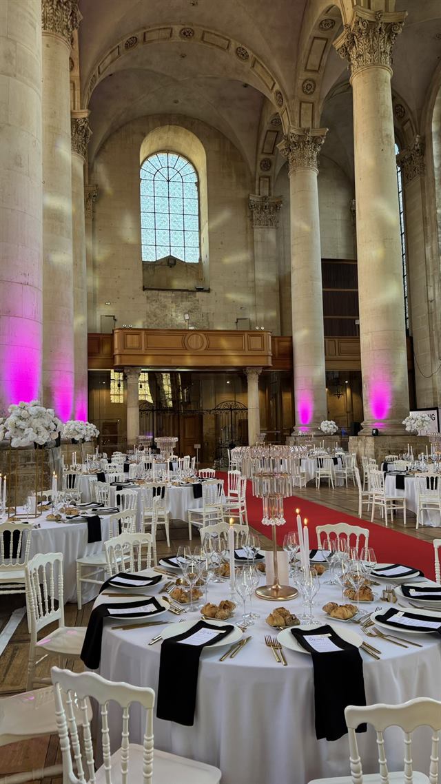 Salle voûtée, tables noir et blanc — Abbaye des Prémontrés, Pont-à-Mousson