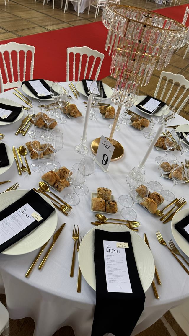 Table ronde, chaises transparentes et lustre — Abbaye des Prémontrés, Pont-à-Mousson