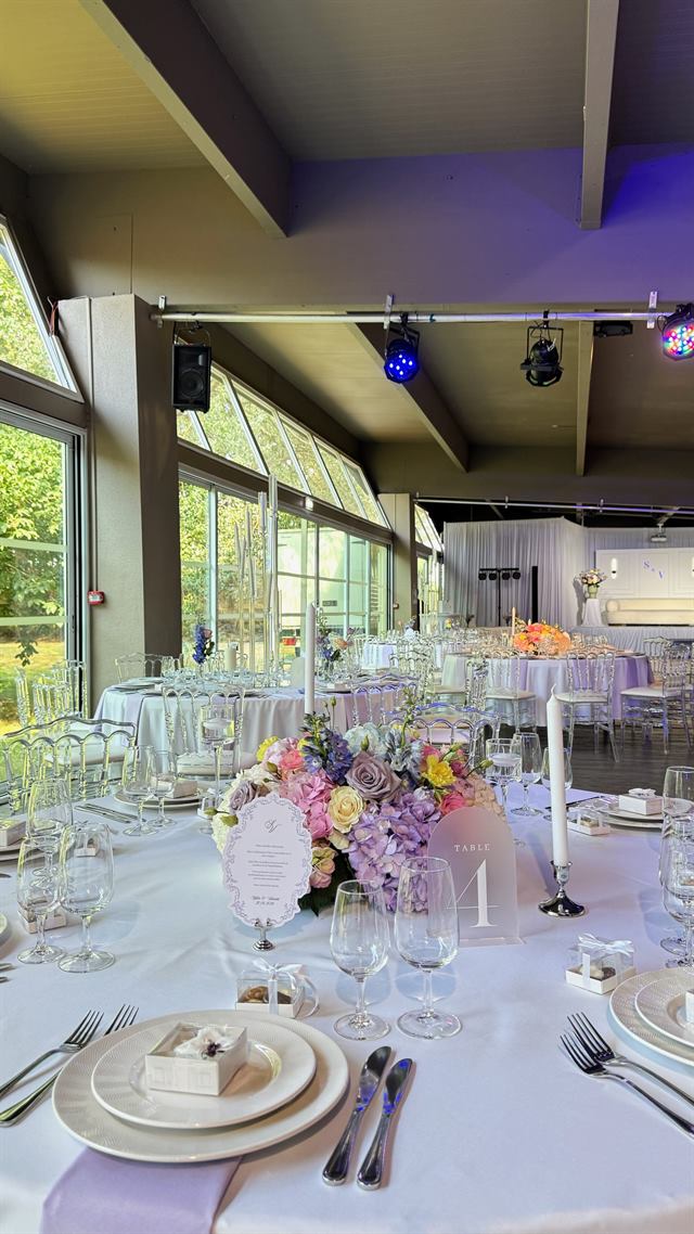Salle fleurie en camaïeu pastel — Pavillon Blanc, Maizières-lès-Metz