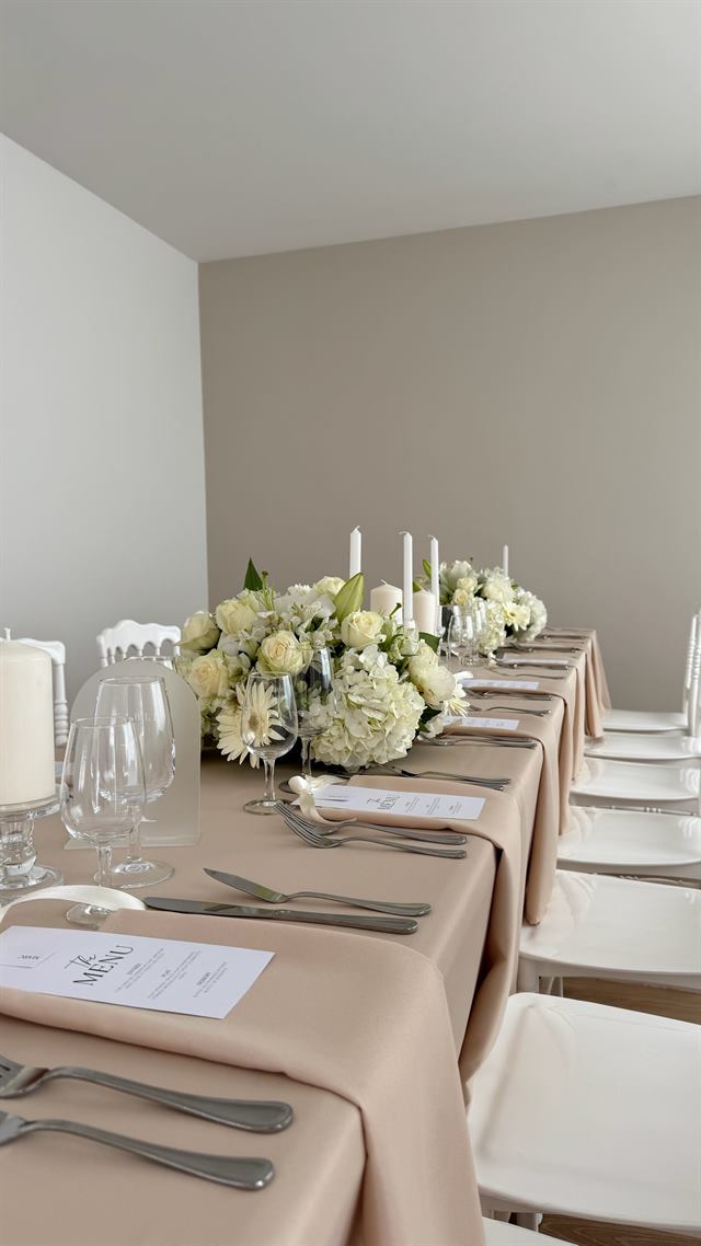 Table nude, bougies et bouquet blanc — Florange