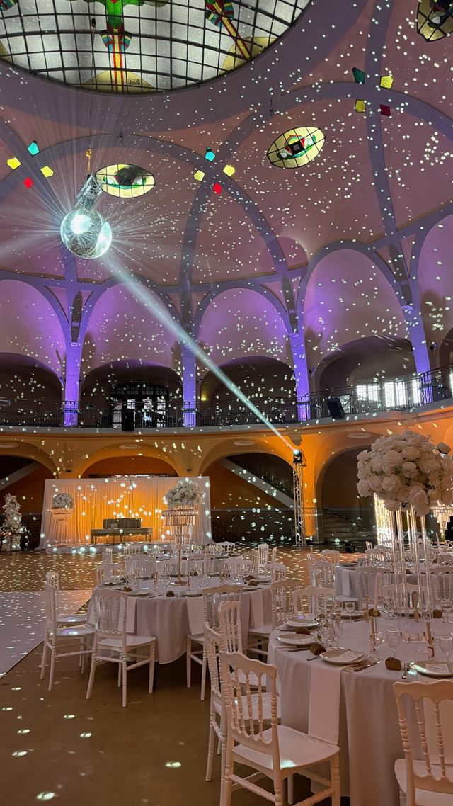 Grande salle voûtée sous un ciel étoilé — Thaon-les-Vosges