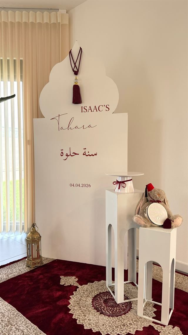 Décoration de baby shower et de baptême — Décor de tahara, panneau blanc et tapis rouge — Fameck