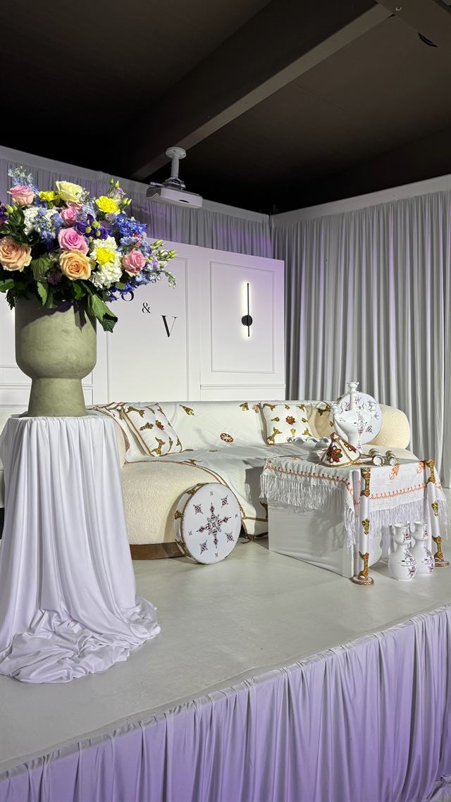 Coin naissance, landau et fleurs pastel — Pavillon Blanc, Maizières-lès-Metz