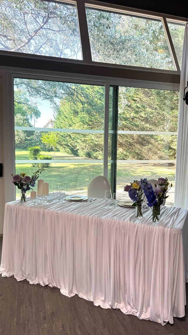 Table d'accueil rose poudré — Pavillon Blanc, Maizières-lès-Metz