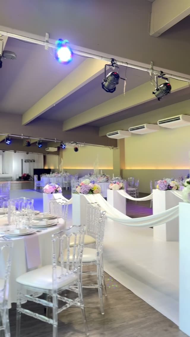 Salle de réception en soirée, mise en lumière — Pavillon Blanc, Maizières-lès-Metz