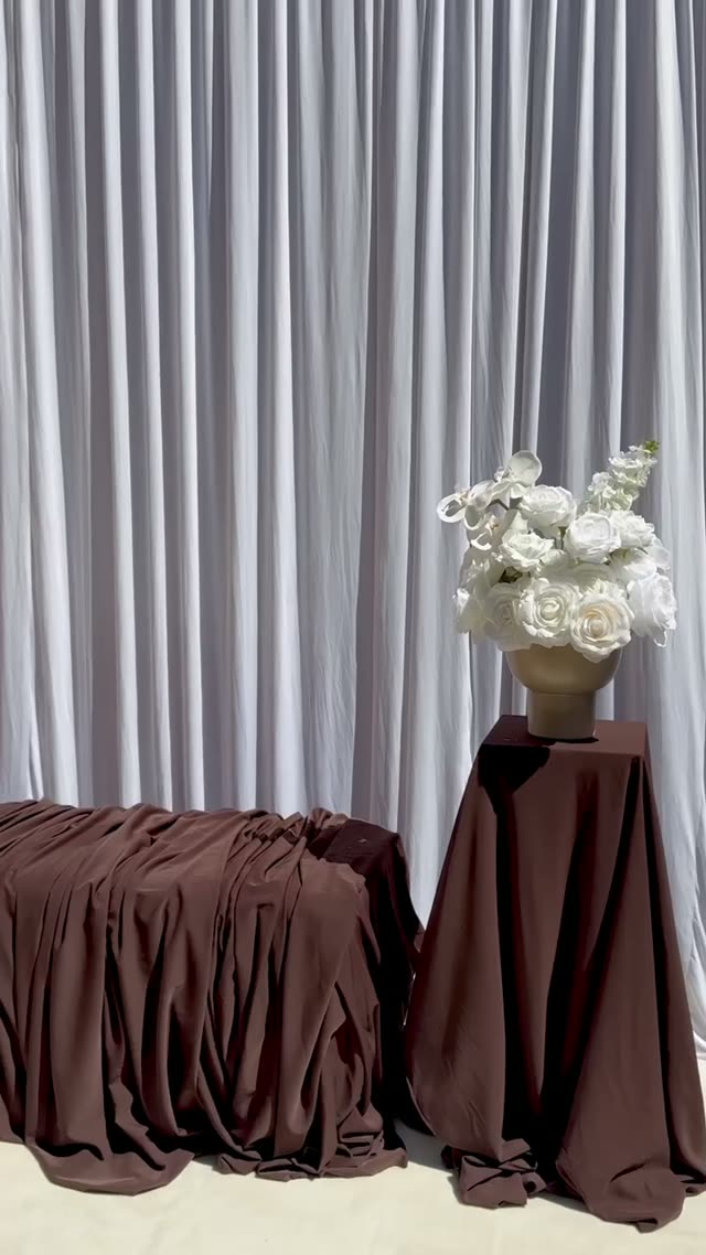 Coin d'honneur et tables en extérieur, bordeaux et blanc — Épinal