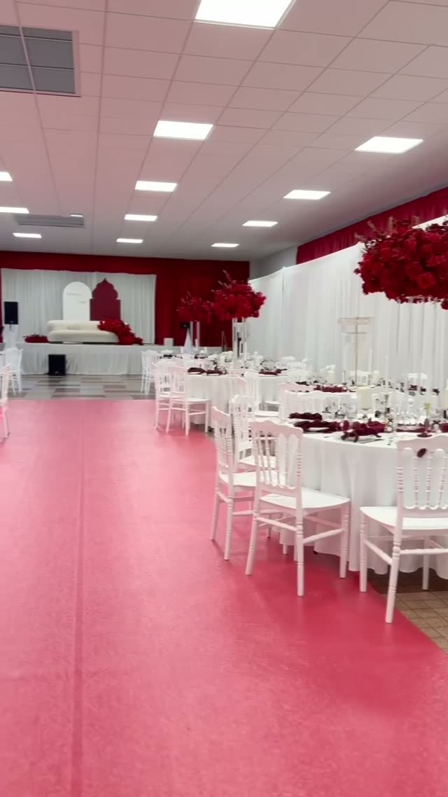 Salle de réception, compositions rouges — Metz