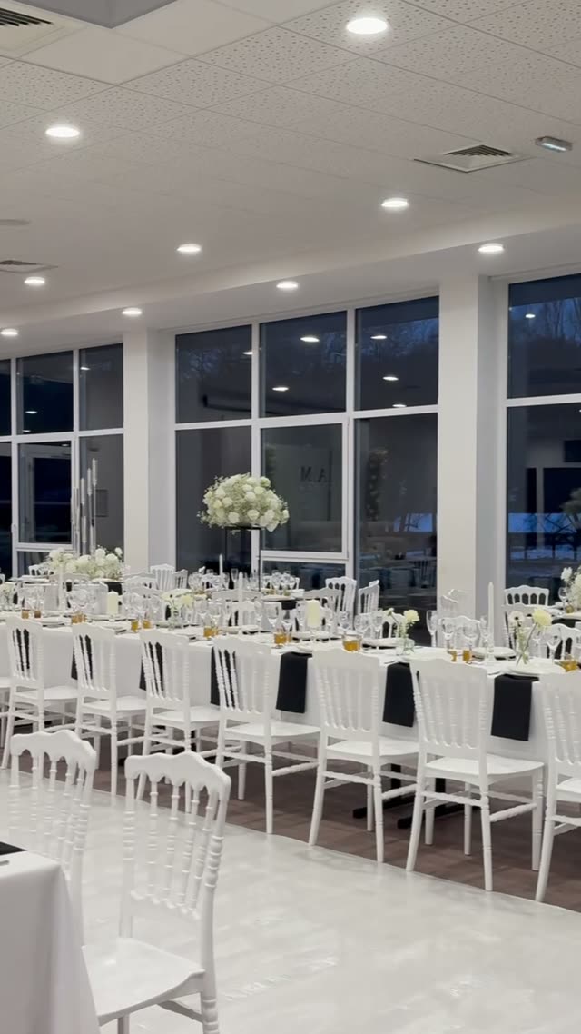 Salle vitrée, compositions blanches — Espace Aimé Césaire, Mont-Saint-Martin